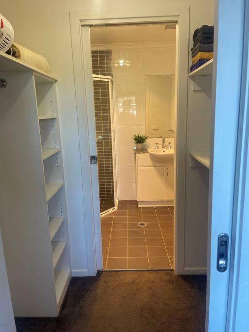 Appartamento Qbn Cracker: 2Br, 2Ba, 2 Secure B/ Ment Car Parks Queanbeyan Esterno foto
