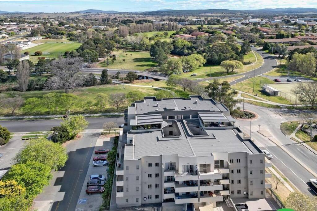 Appartamento Qbn Cracker: 2Br, 2Ba, 2 Secure B/ Ment Car Parks Queanbeyan Esterno foto