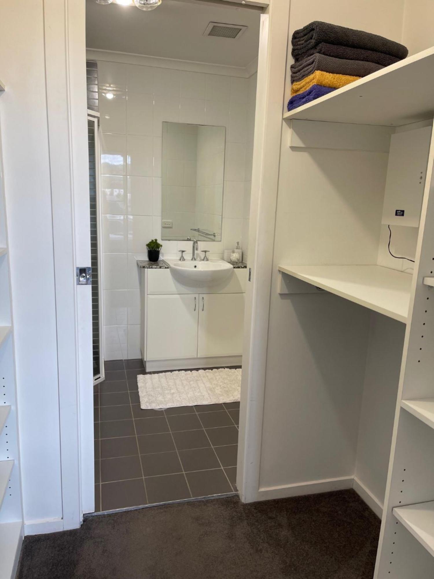 Appartamento Qbn Cracker: 2Br, 2Ba, 2 Secure B/ Ment Car Parks Queanbeyan Esterno foto