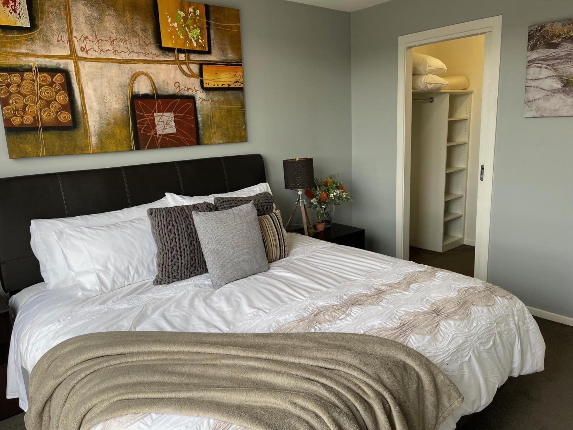 Appartamento Qbn Cracker: 2Br, 2Ba, 2 Secure B/ Ment Car Parks Queanbeyan Esterno foto